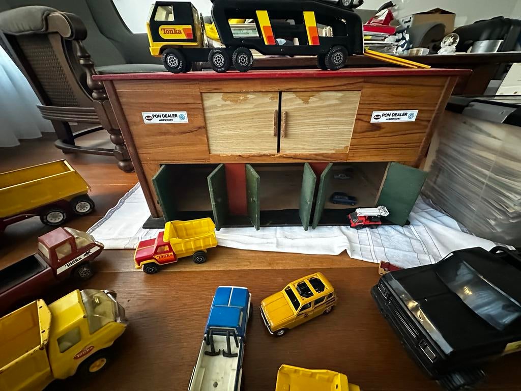 Zelfgemaakte houten autogarage met opbergruimte, Kinderen en Baby's, Speelgoed | Overig, Ophalen, Gebruikt, Jongen of Meisje