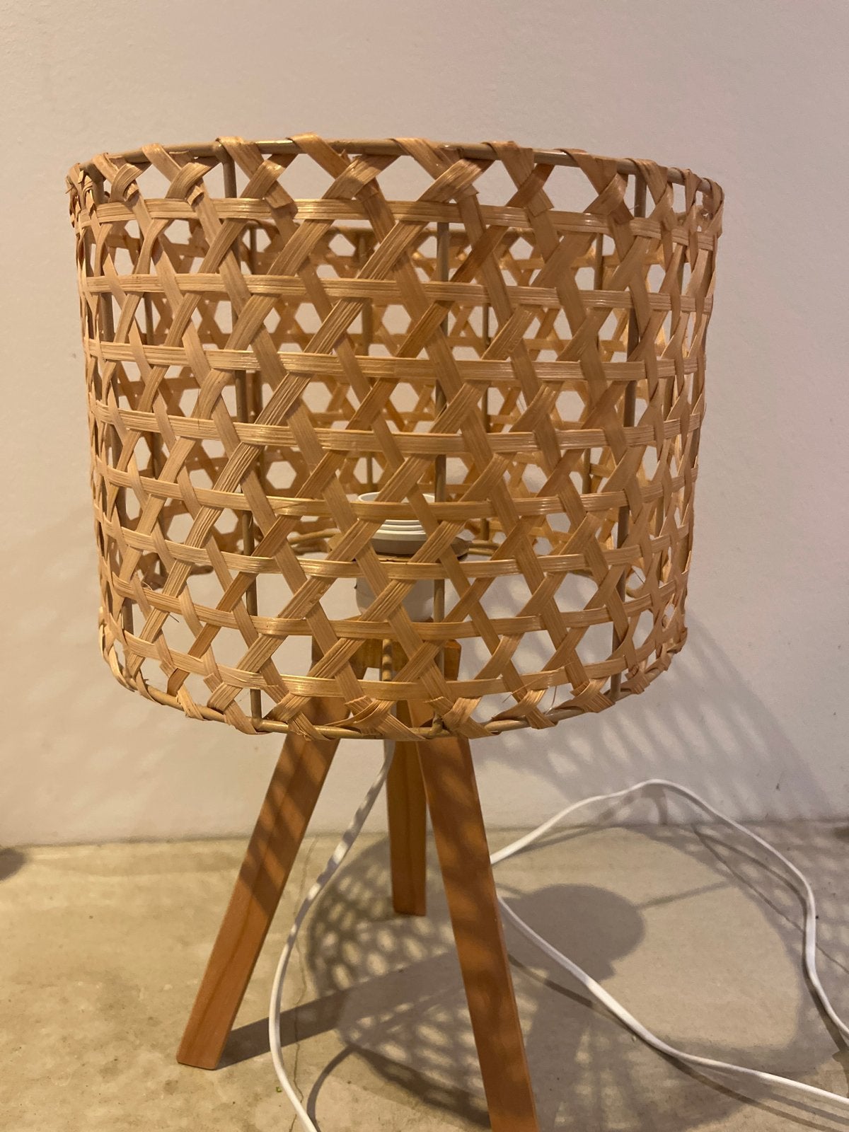 Rotan tafellamp met houten poten, Gebruikt, Overige merken, Sfeerlamp, Inclusief lichtbron