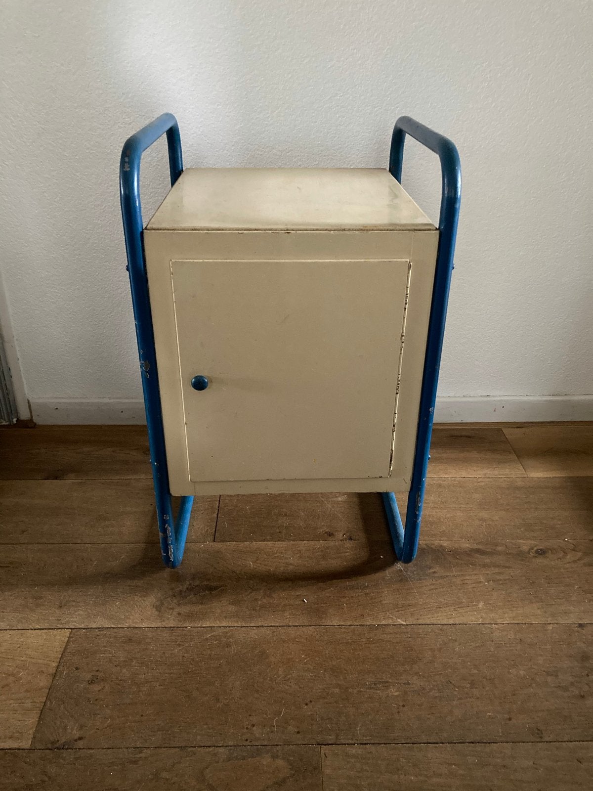 Vintage metalen nachtkastje/bijzettafel, Ophalen of Verzenden, Huis en Inrichting