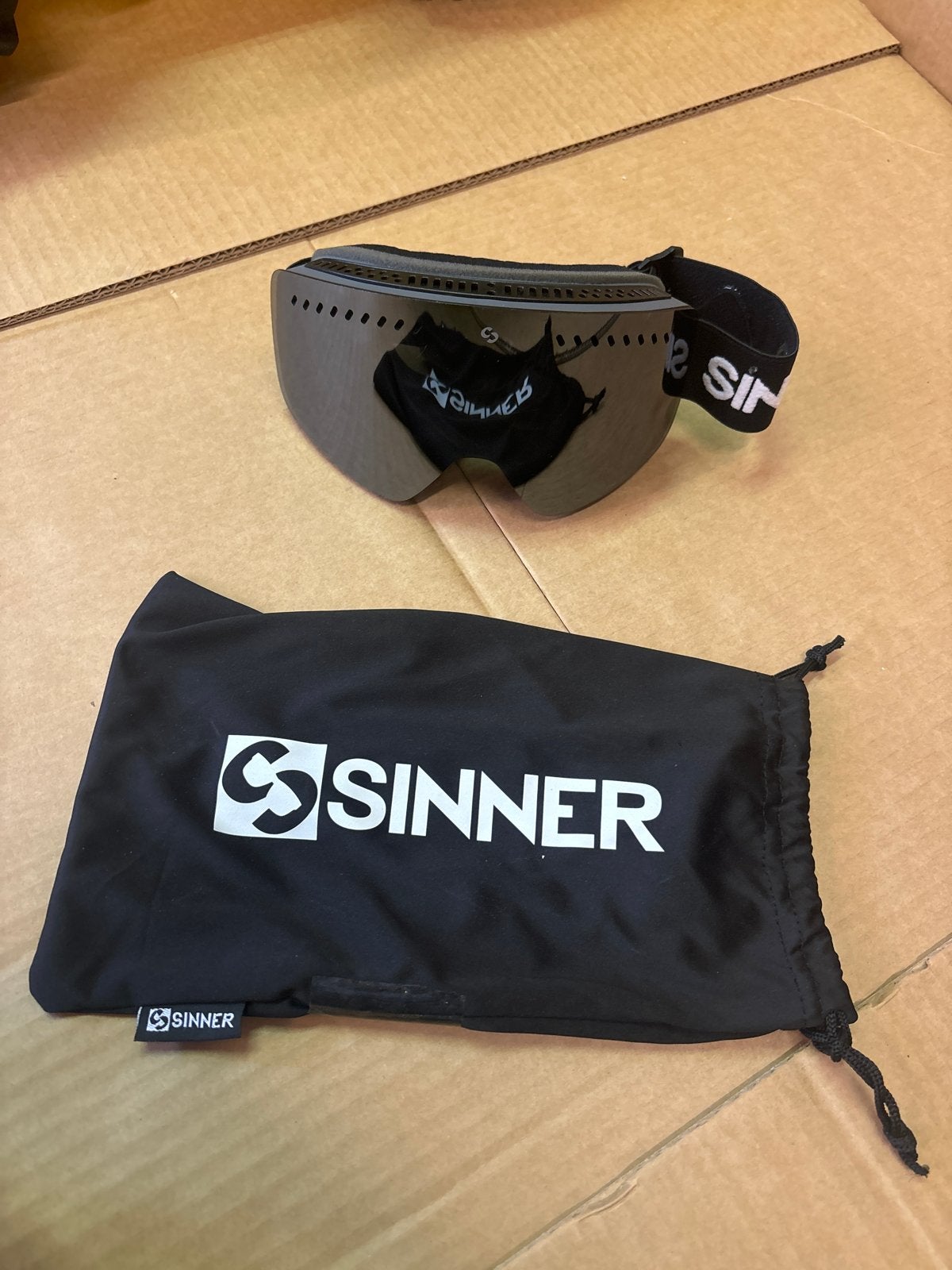Sinner skibril zwart - met mini krasje, Sport en Fitness, Skiën en Langlaufen, ., Overige typen, Zo goed als nieuw, .