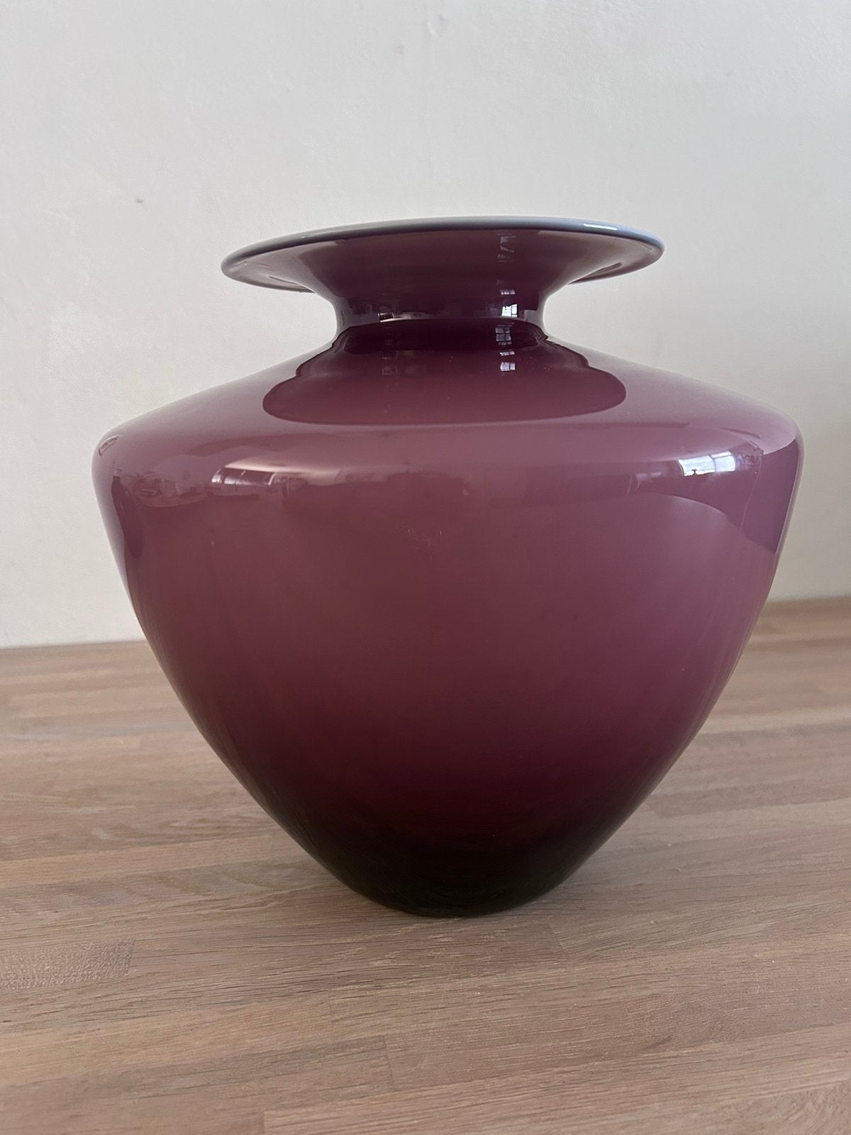 Grote glazen vaas aubergine paars/wit – 24 cm, Ophalen of Verzenden, Paars
