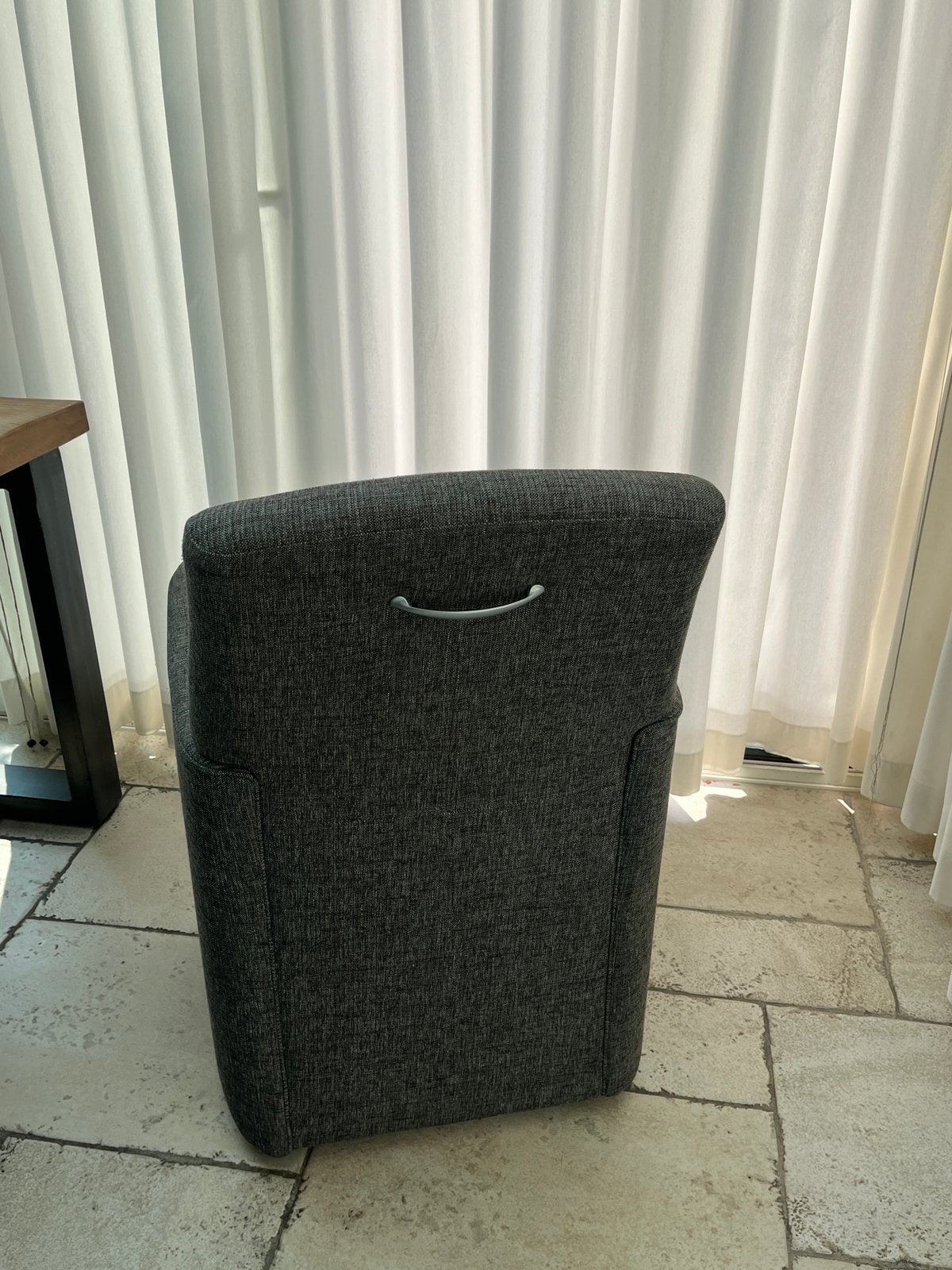 2 grijze stoelen, Ophalen