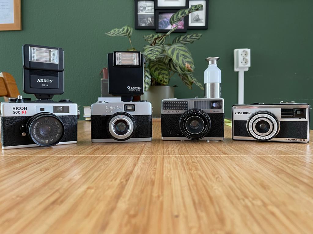 Set van 4 vintage analoge camera's met flitsers, Ophalen of Verzenden, Gebruikt, Compact, Overige Merken