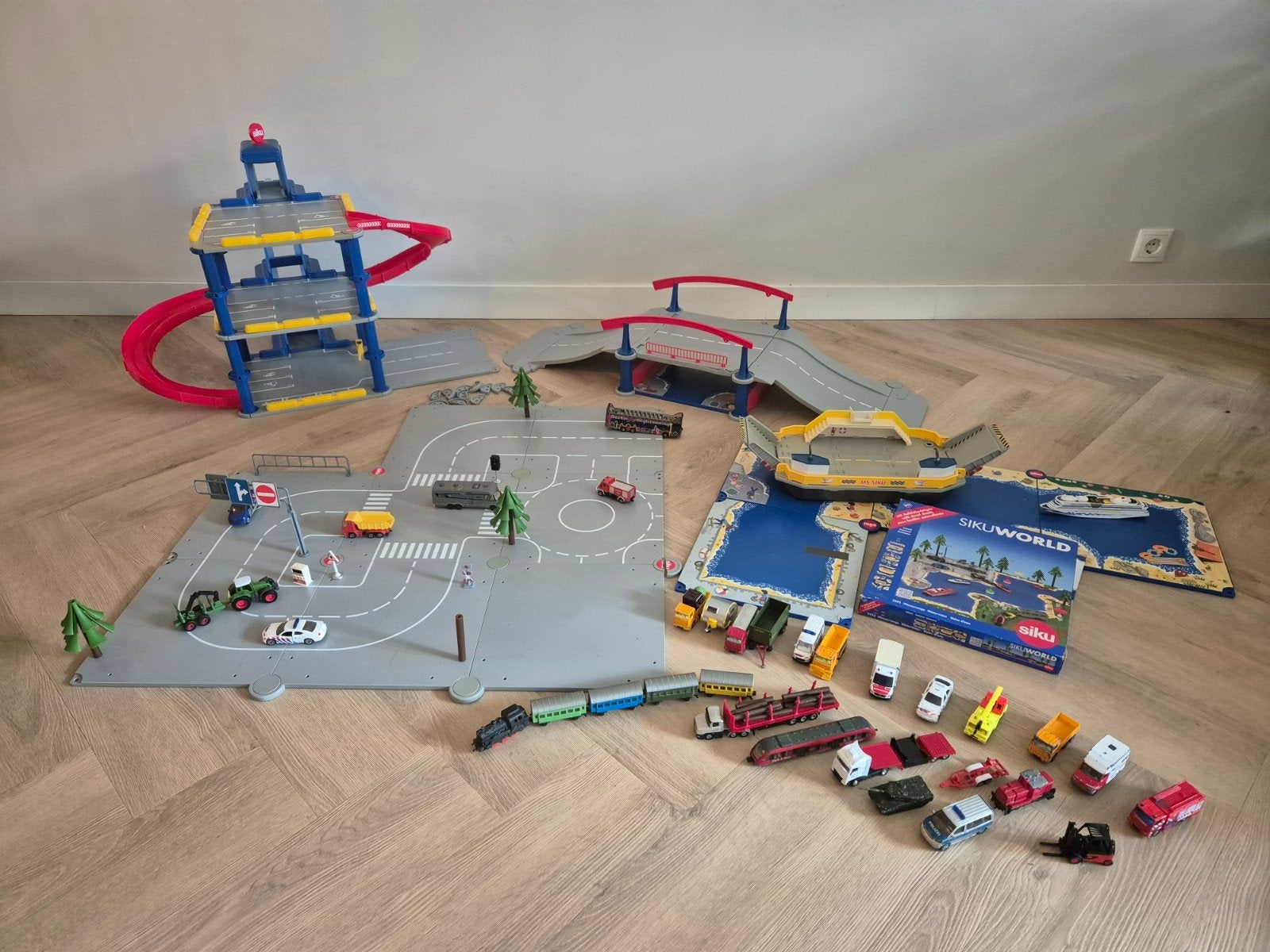 Siku World Speelset met Garage, brug, wegen en voertuigen, Ophalen of Verzenden, Gebruikt