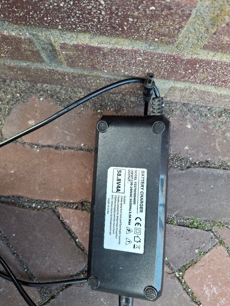 Batterij lader, Ophalen, Zo goed als nieuw, Oplaadbaar