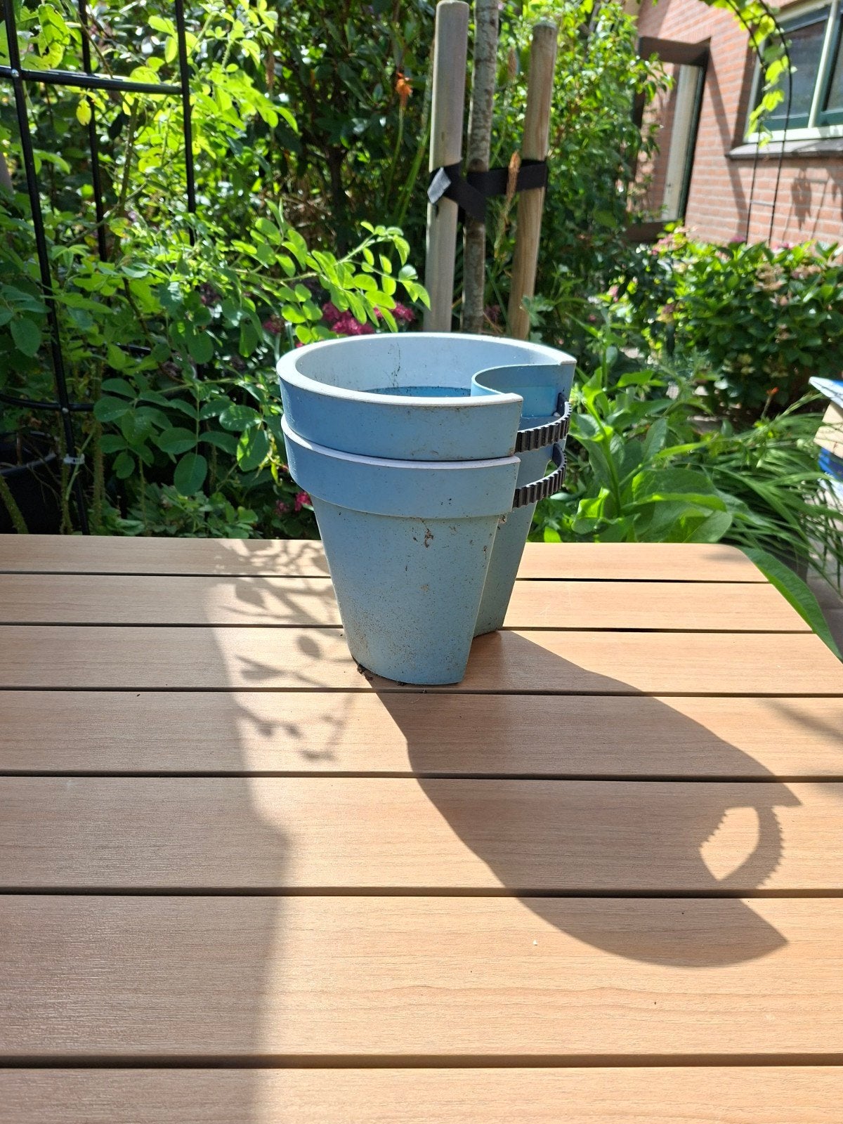 Set van 2 blauwe kunststof bloempotten voor aan regenpijp, Tuin en Terras, 25 tot 40 cm, Kunststof, Gebruikt, Rond