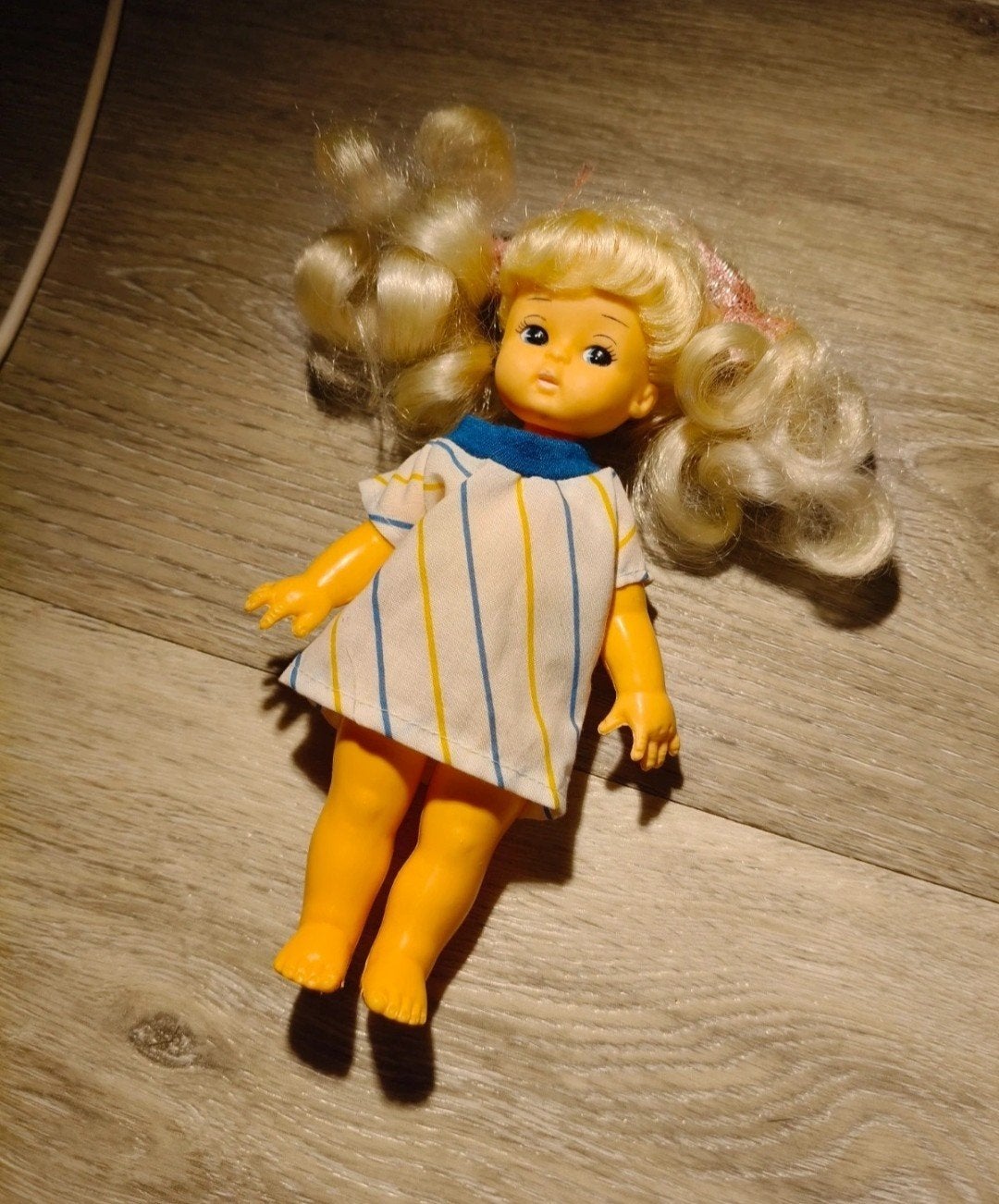 Vintage Furga pop met blond haar en gestreept jurkje, Ophalen of Verzenden, Gebruikt, Overige typen