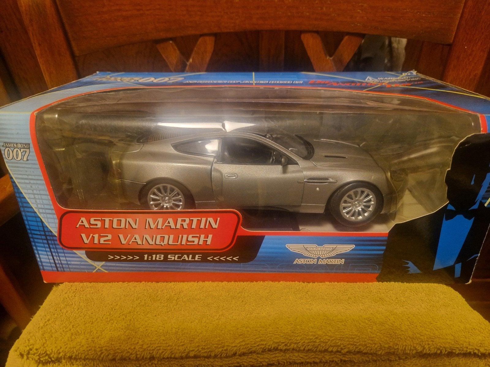 aston Martin v12 vanquish james bond die another day 1/18, Hobby en Vrije tijd, Ophalen of Verzenden, Zo goed als nieuw, Auto