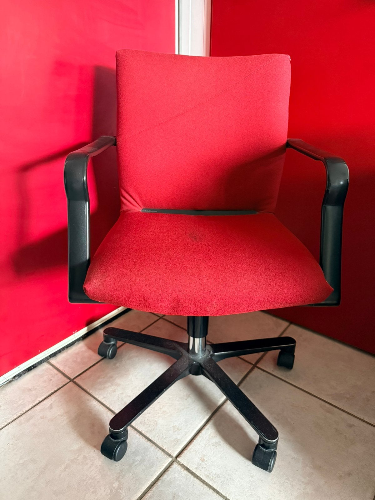 Rode bureustoel met armleuningen, Huis en Inrichting, Ophalen, Gebruikt, Rood, Bureaustoel
