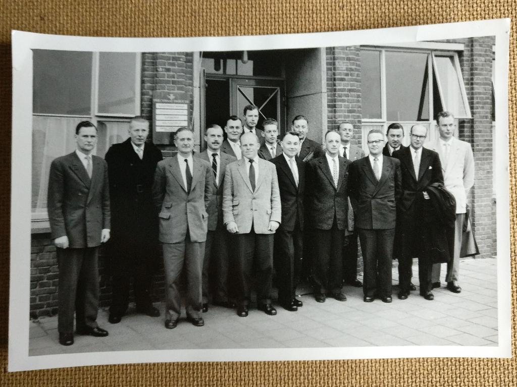 Groepsfoto KLM cursisten Operations Officers 1957 (F99), Verzamelen, Luchtvaart en Vliegtuigspotten, Gebruikt, Kaart, Foto of Prent