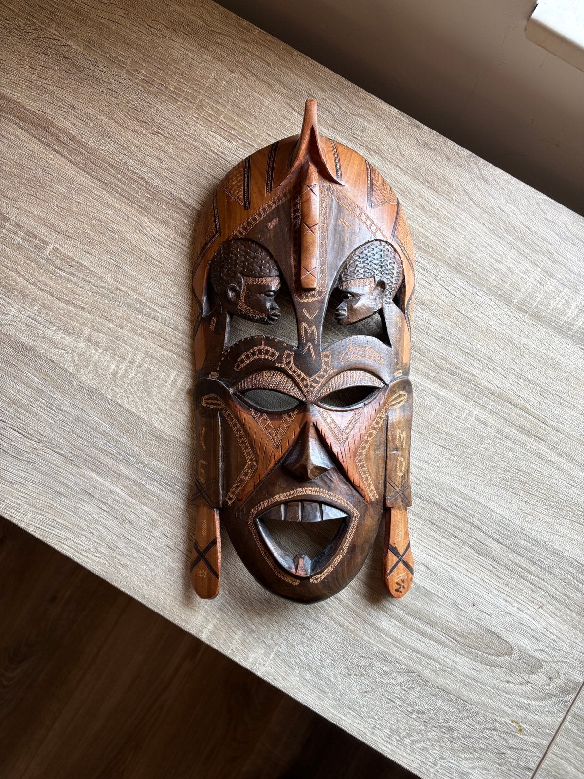 Afrikaans houten masker, Ophalen
