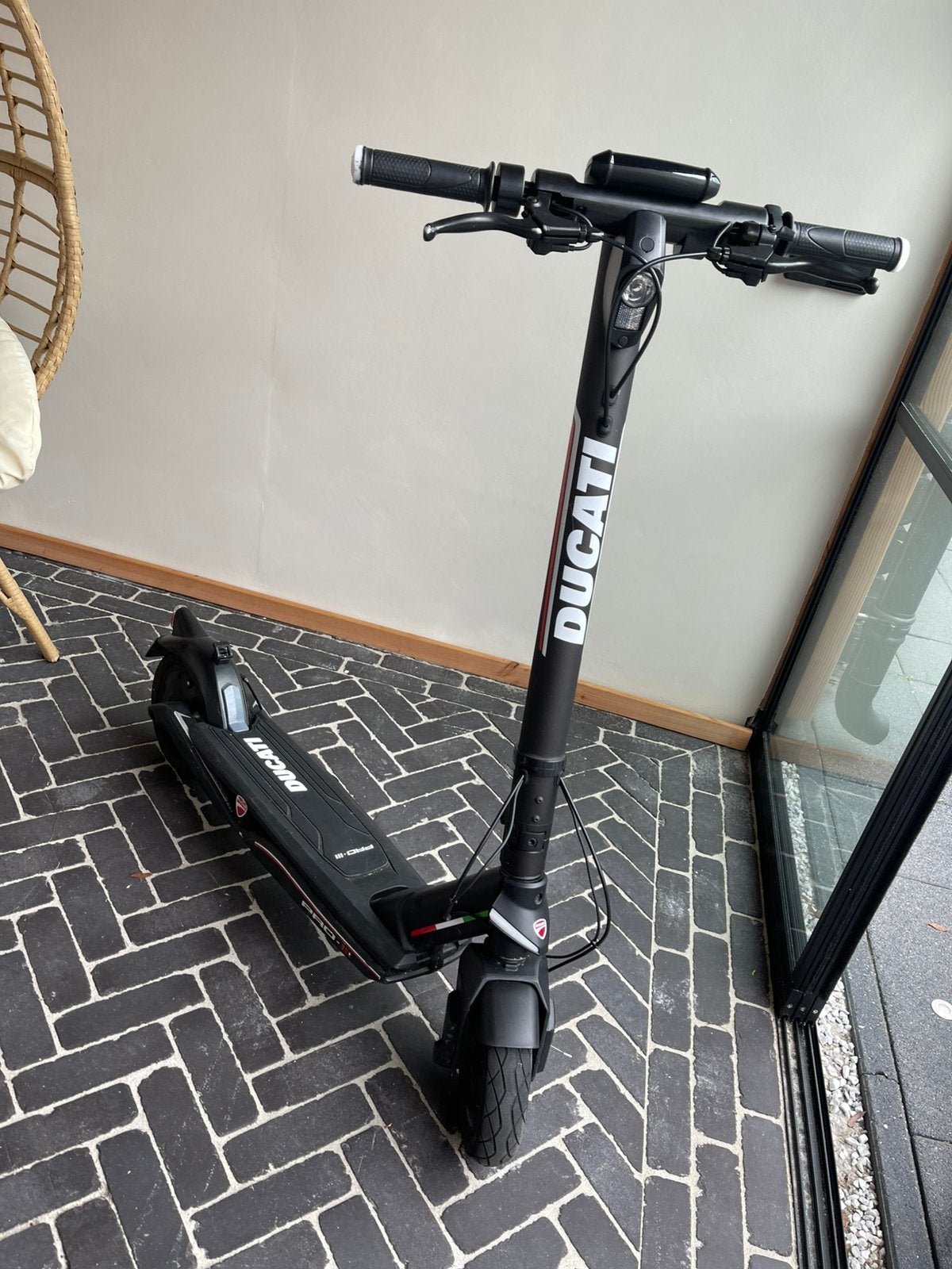 Ducati pro III e-step, Fietsen en Brommers, Steps, Ophalen, Zo goed als nieuw, Elektrische step (E-scooter)