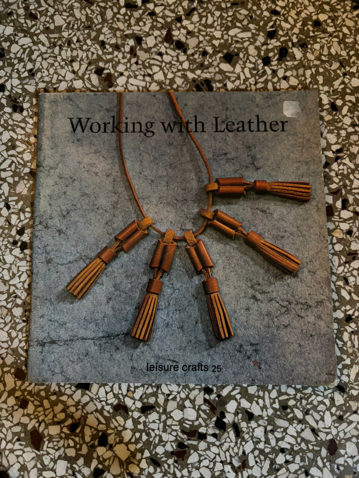Working with leather, Ophalen of Verzenden, Zo goed als nieuw