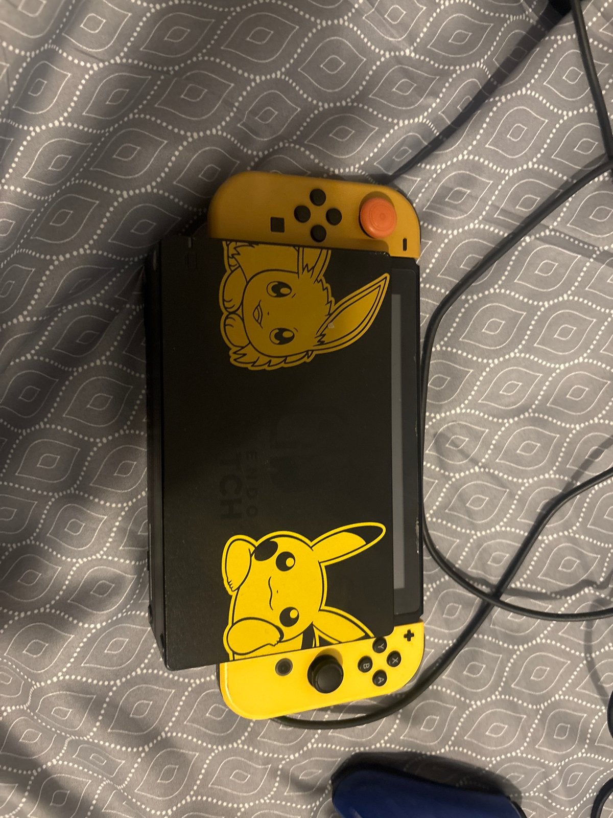 Nintendo Switch Pikachu & Eevee Editie met extra controller, Ophalen of Verzenden, Gebruikt, Met 3 controllers of meer, Switch Original