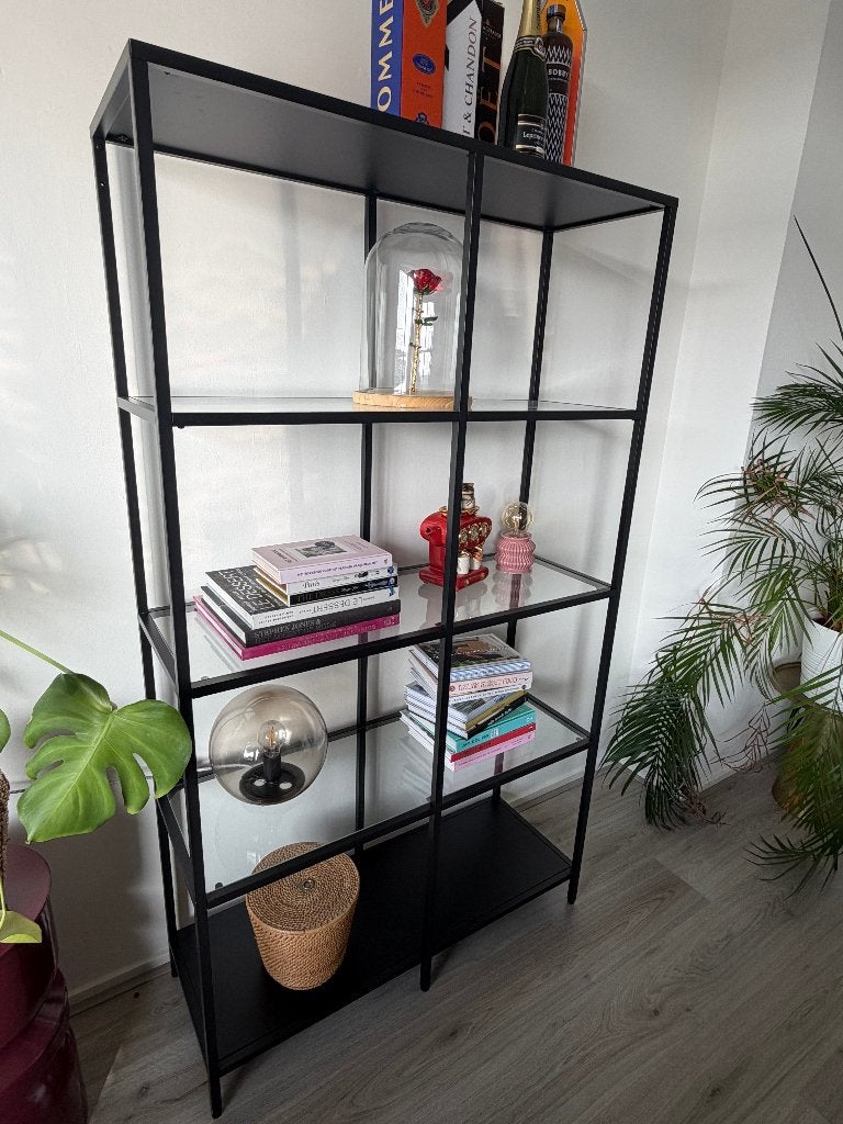 IKEA VITTSJÖ kast – zwartbuin/zwart met glazen planken, Ophalen, Zo goed als nieuw
