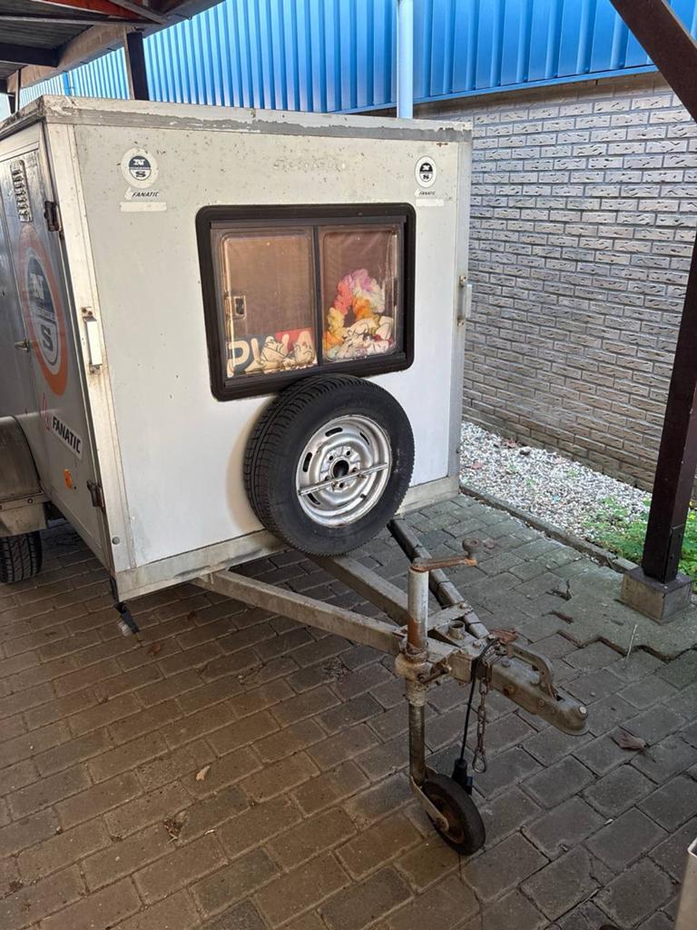 North Sails gesloten aanhanger / surftrailer, Ophalen, Gebruikt