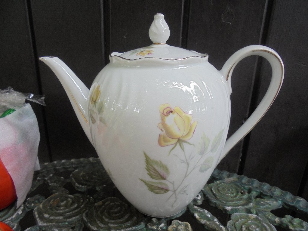 Koffiepot Winterling Bavaria Flora met grote gele roos, Ophalen of Verzenden
