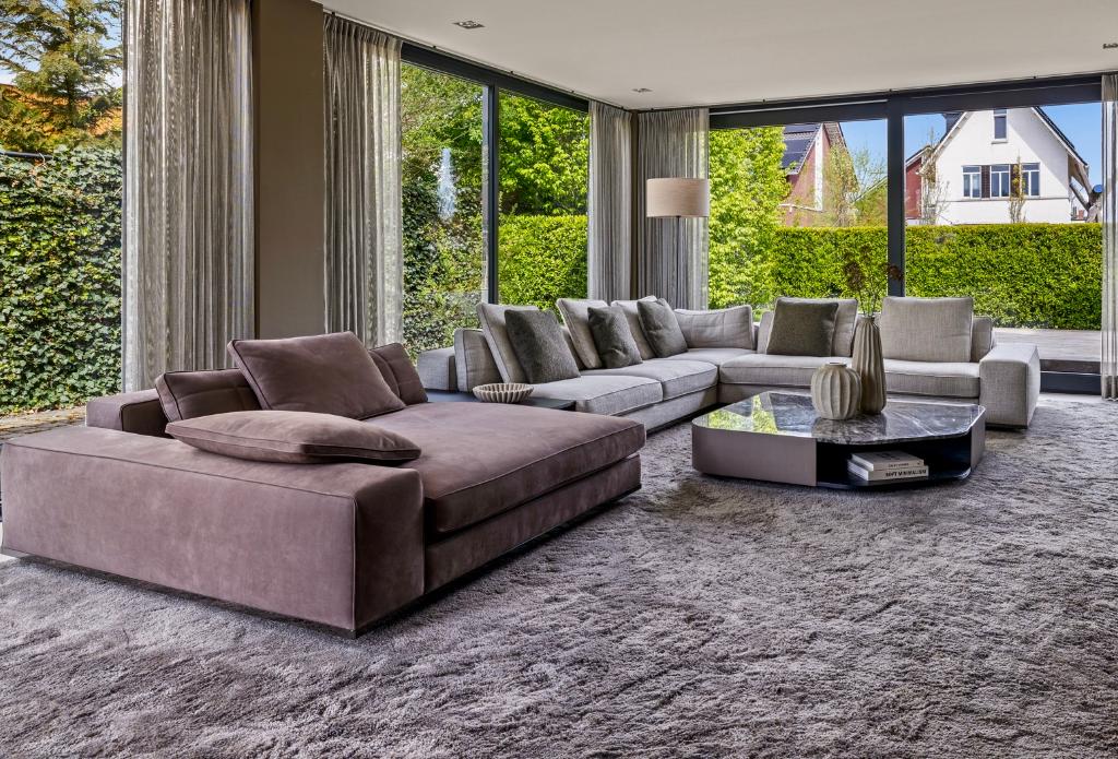 Minotti Lawrence Bank & Tafel & Limited Edition Karpet, Huis en Inrichting, Ophalen, Zeer Chique & Eigentijds, 100 tot 125 cm