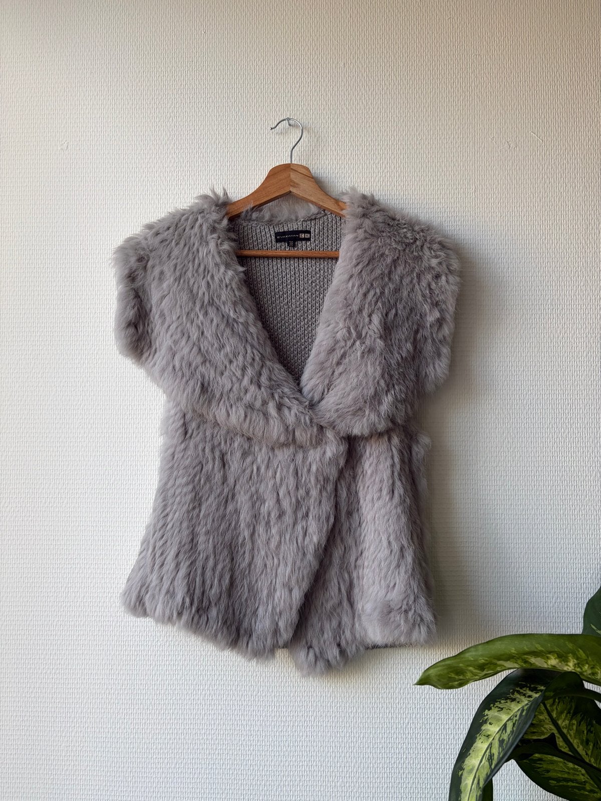 Grijze faux fur gilet van evakayan, maat 36 (S), Ophalen of Verzenden, Zo goed als nieuw, Maat 36 (S), Grijs