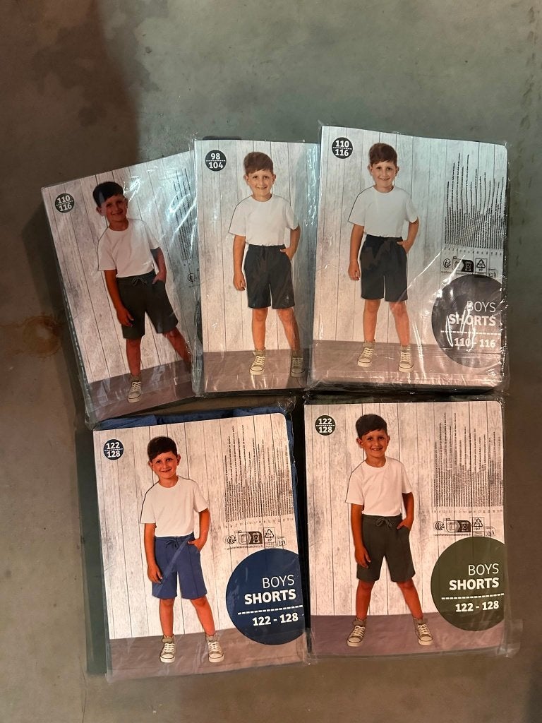Partij 145 stuks nieuwe jongens korte broeken/shorts., Ophalen, Nieuw