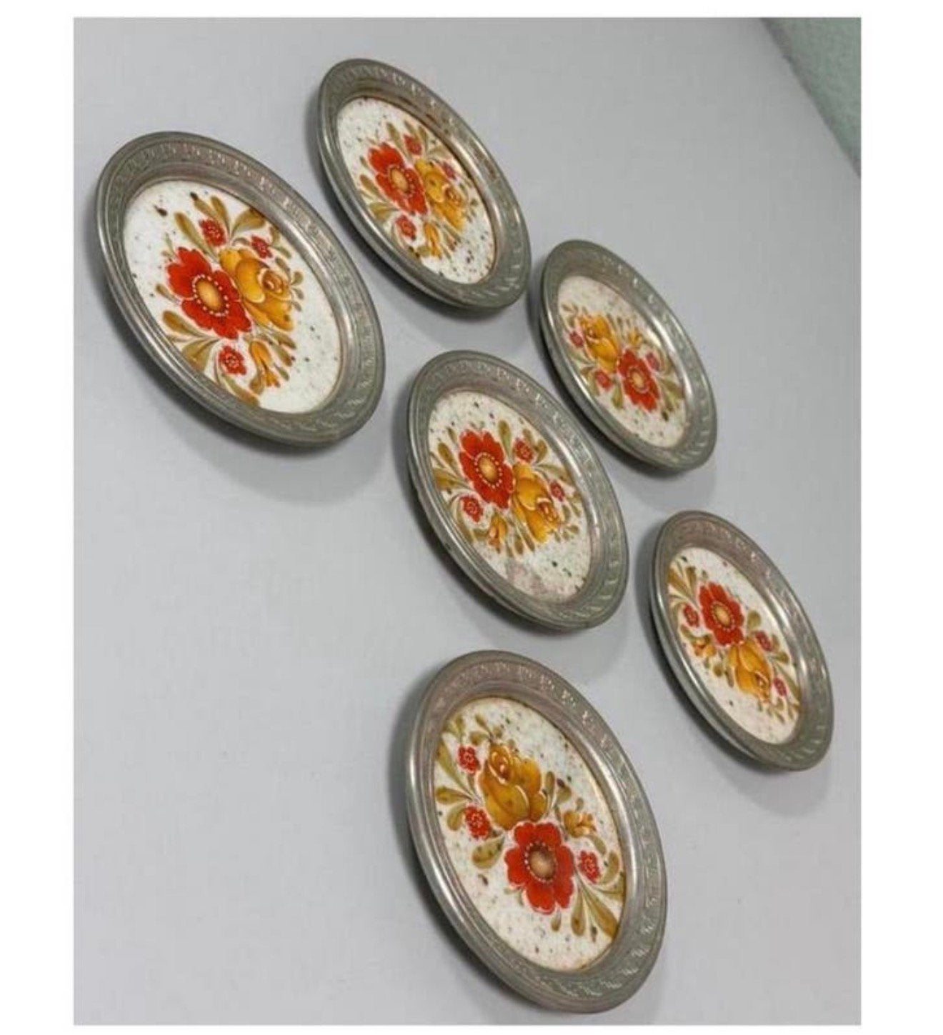 Zes vintage onderzetters antiek porselein bloemen hoge rand, Antiek en Kunst, Curiosa en Brocante, Ophalen of Verzenden