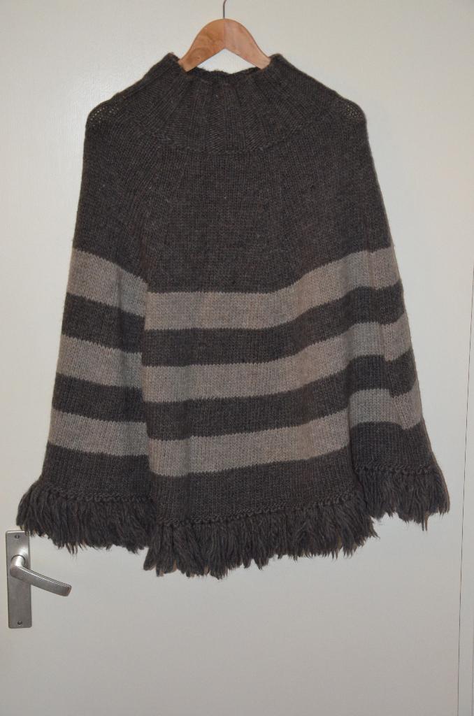 mooie nieuwe handgebreide wollen poncho, Maat 46/48 (XL) of groter, Nieuw, Ophalen of Verzenden, Handgemaakt