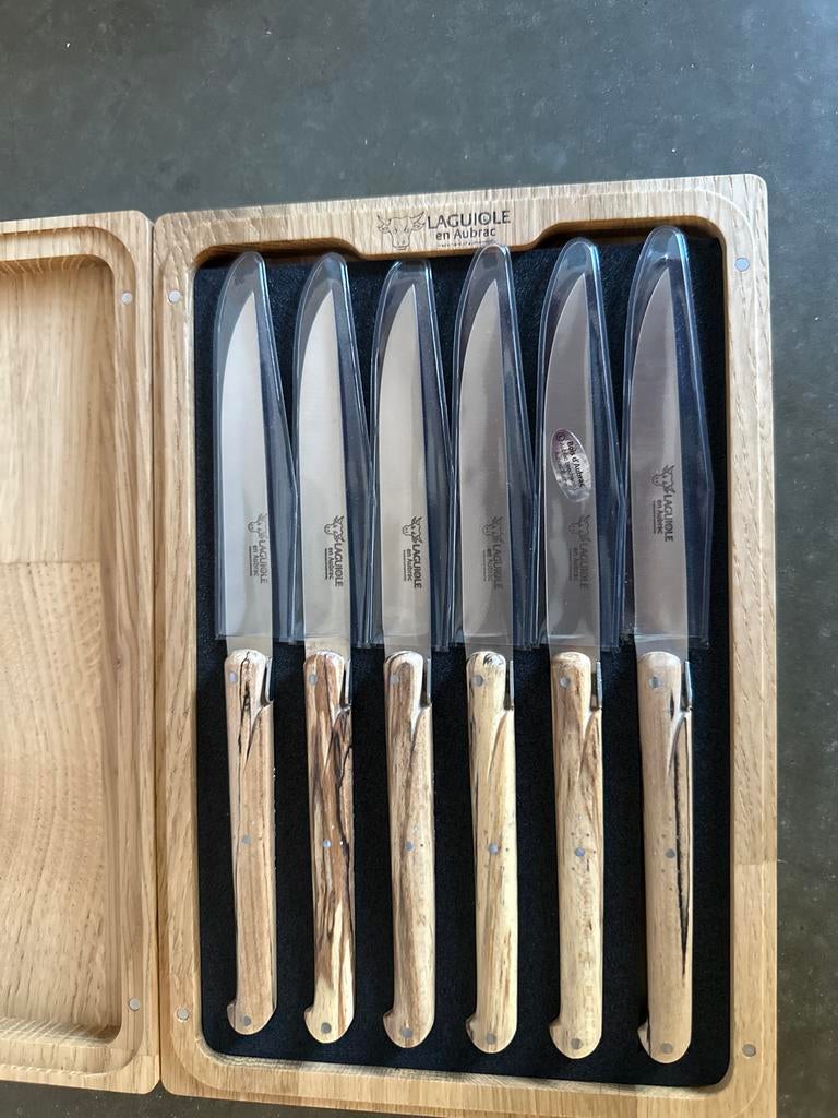 Laguiole en Aubrac steakmessen set in houten kist, Huis en Inrichting, Keuken | Bestek, Ophalen, Nieuw, Rvs of Chroom, Bestekset