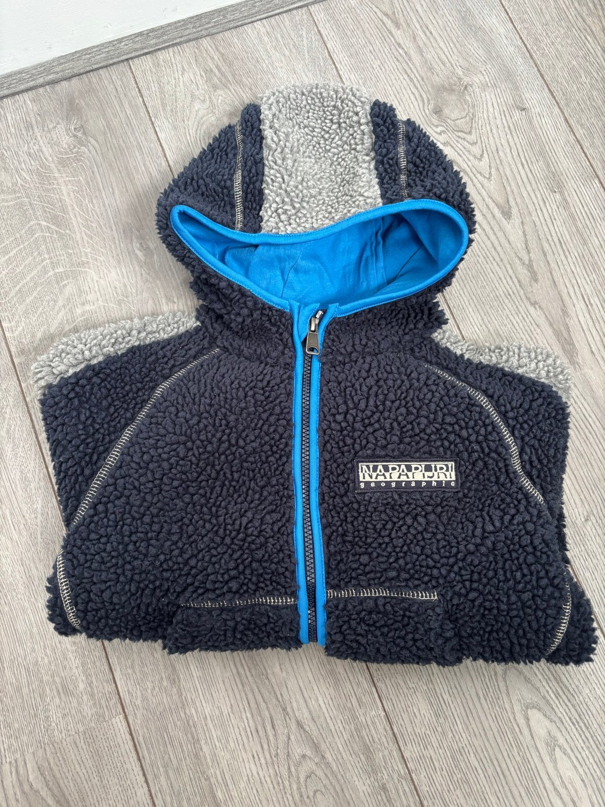 Napapijri fleece jas met capuchon - Maat 130 (8 jaar), Ophalen of Verzenden, Zo goed als nieuw, Jongen, Jas