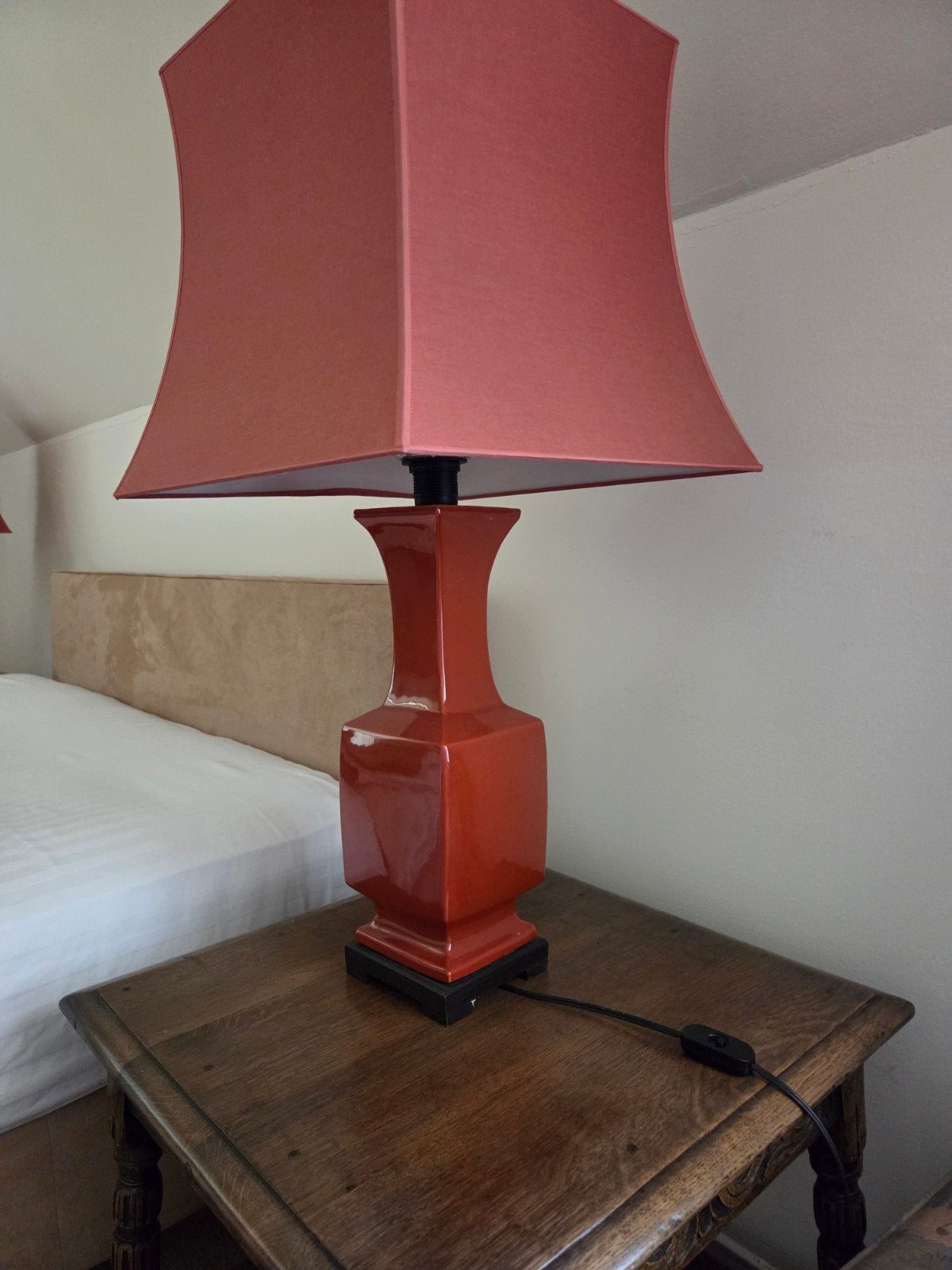 Set van 2 schemerlampen met porseleinen voet, Huis en Inrichting, Ophalen, Keramiek, Zo goed als nieuw, Rood