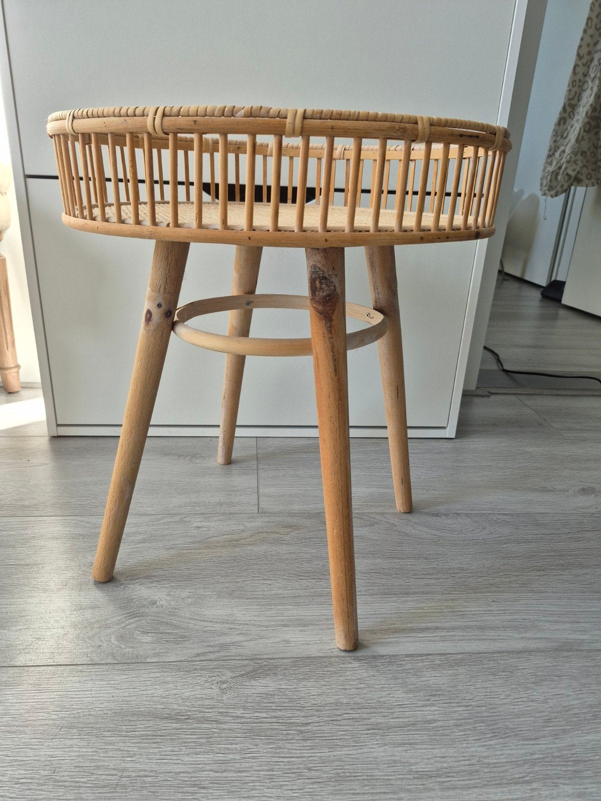 Rotan bijzettafel / plantentafel, Huis en Inrichting, Minder dan 55 cm, Gebruikt, Rond, Bohemian, Natuurlijk