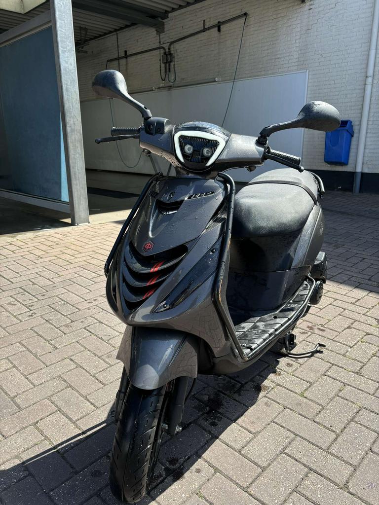 Piaggio zip 2019, Fietsen en Brommers, Ophalen, Zip, Zo goed als nieuw, Benzine