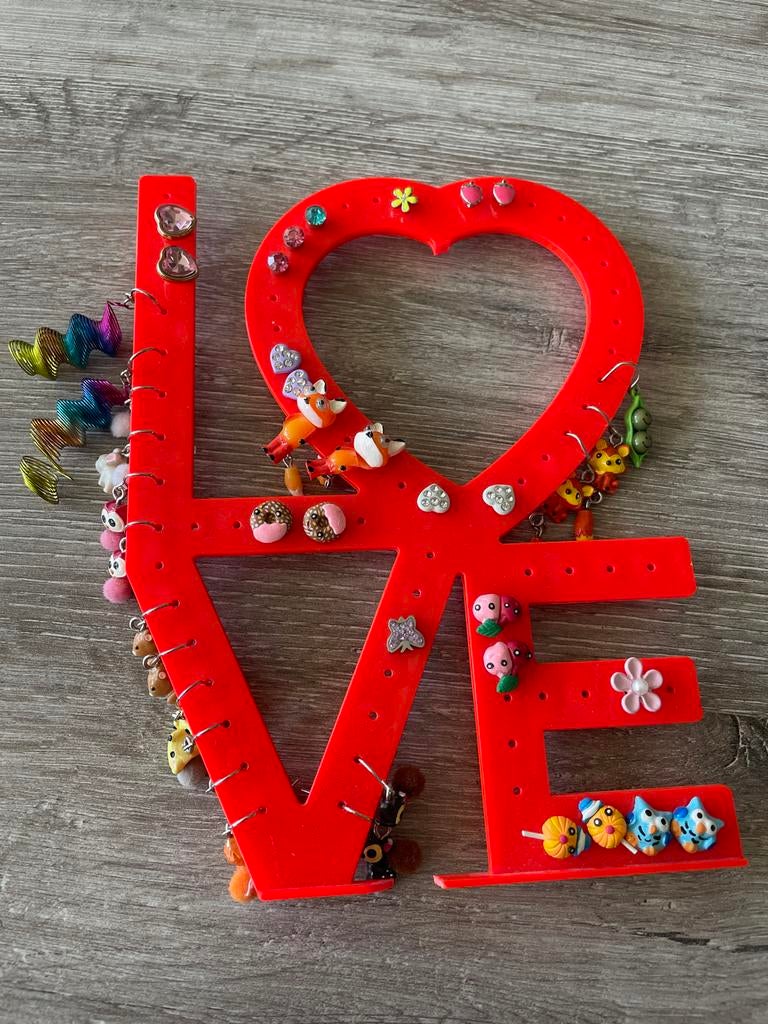 Oorbellenhouder LOVE met 18 paar kinder oorbellen (Claire's), Overige materialen, Overige kleuren, Ophalen of Verzenden, Zo goed als nieuw