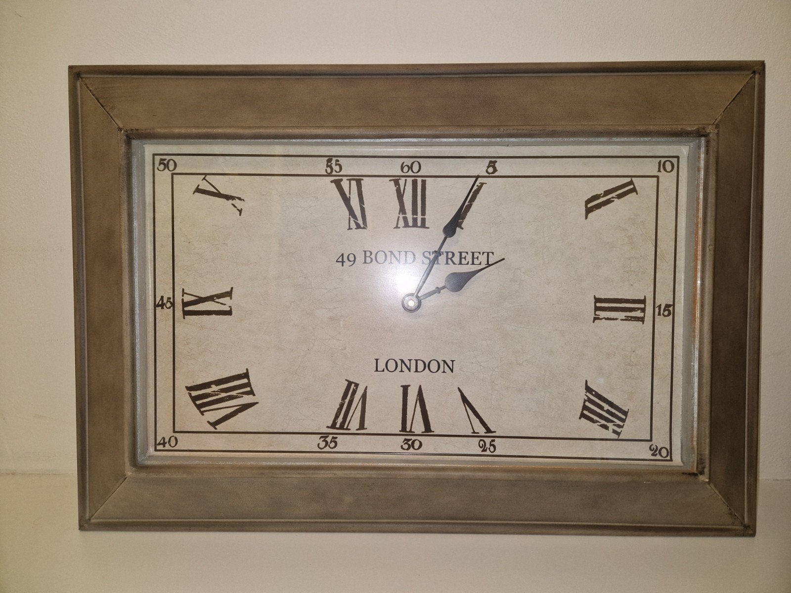 Stijlvolle wandklok '49 Bond Street London' - Analoog, Grijs, Analoog, Werkt op batterijen, Ophalen of Verzenden