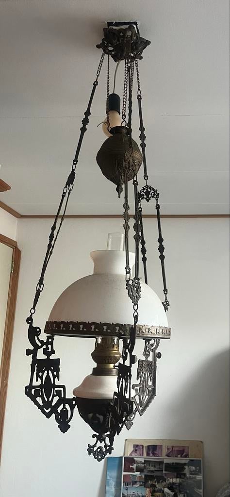 Antieke olielamp hanglamp met wit glazen kap, Ophalen of Verzenden