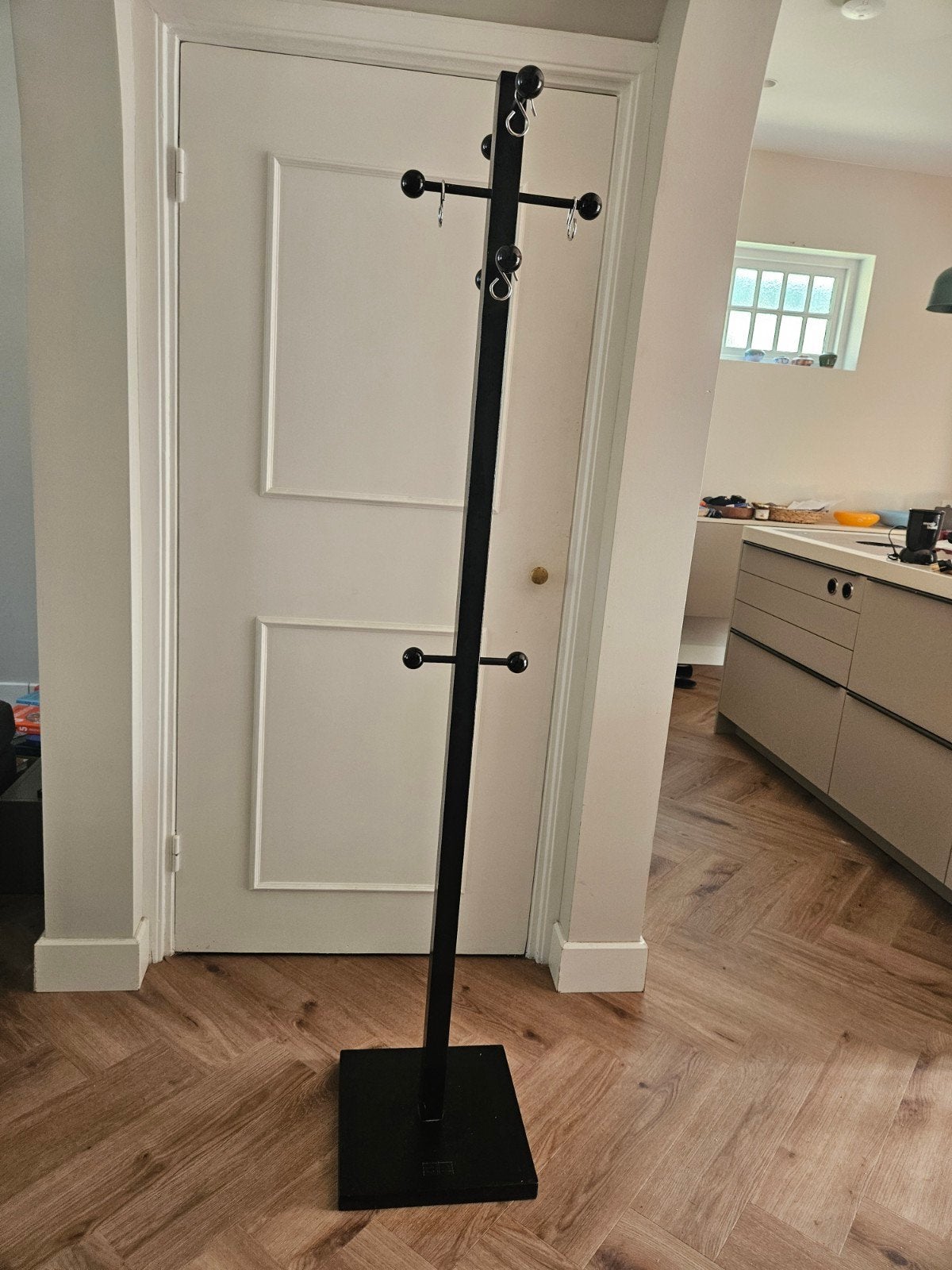 Zwarte staande kapstok met bollen en haken, Huis en Inrichting, Woonaccessoires | Kapstokken, Ophalen, Gebruikt, Metaal, Staande kapstok