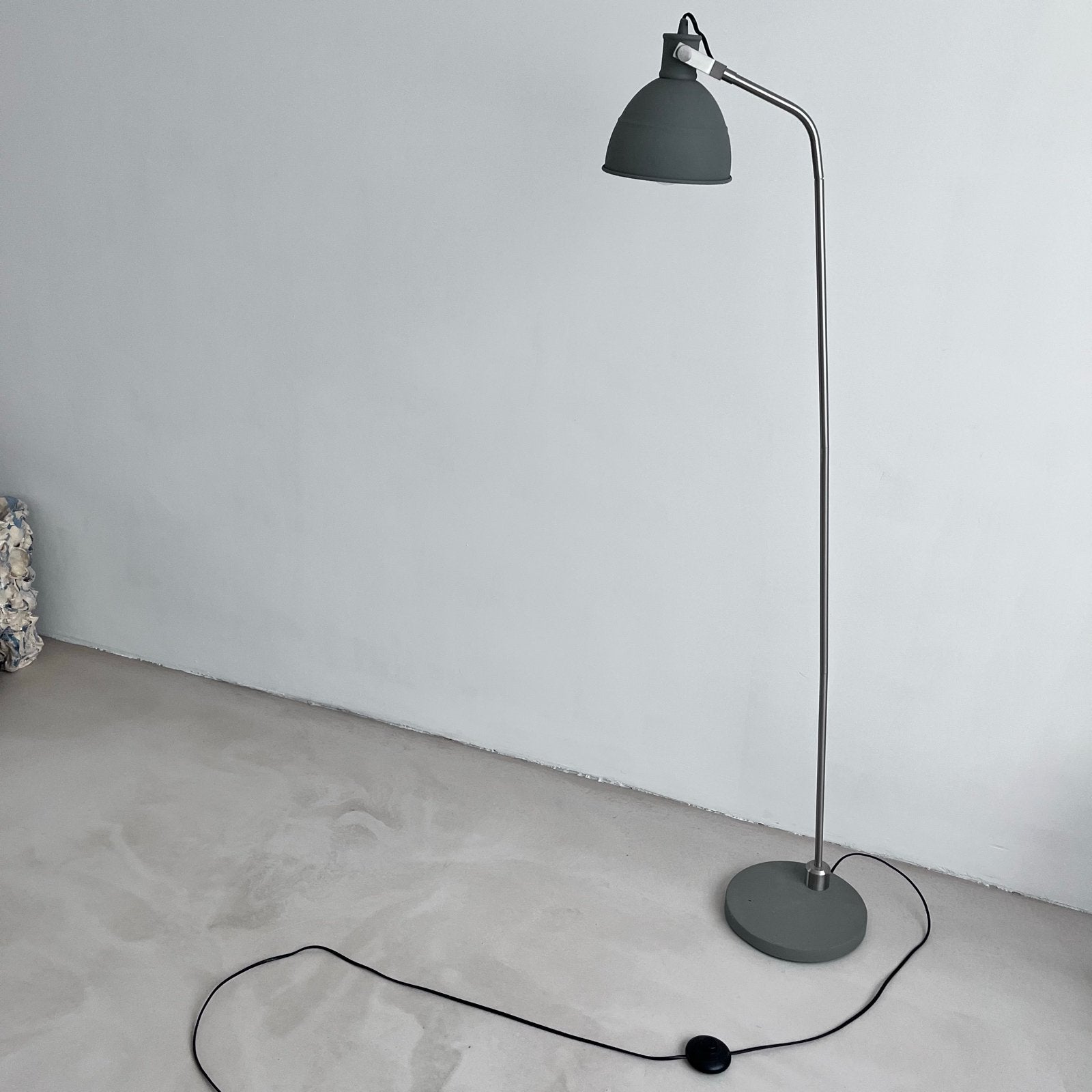 IKEA Vloerlamp Grijs - Stijlvolle Verlichting, Huis en Inrichting, Lampen | Vloerlampen, Ophalen, Zo goed als nieuw, Metaal, 100 tot 150 cm