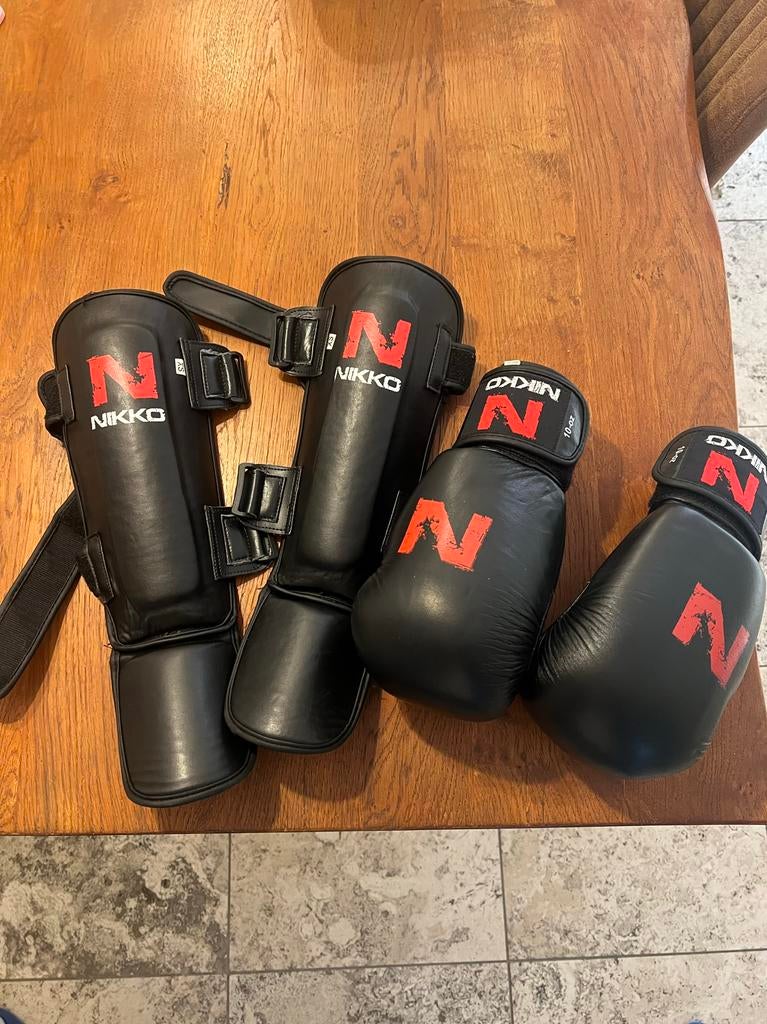 Nikko scheenbeschermers en bokshandschoenen XS, Ophalen, Overige, Maat XS of kleiner, Vechtsportbescherming