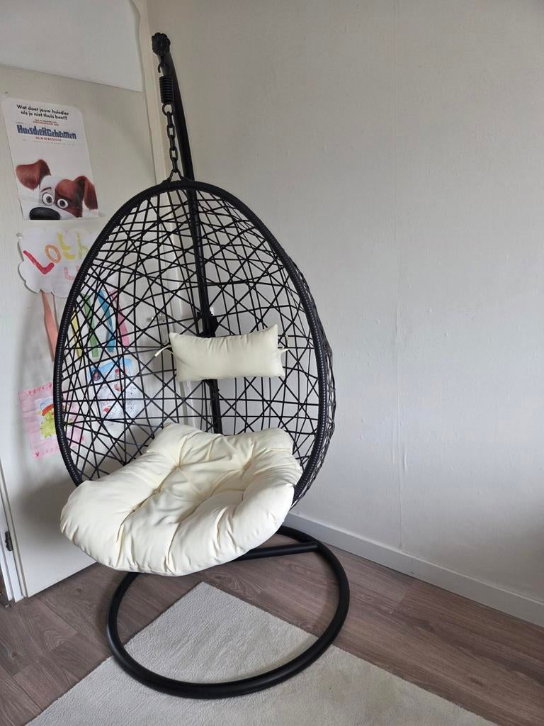 Stijlvolle Zwarte Hangstoel met Crèmekleurig Kussen, Ophalen, Modern, Bohemian, Zwart, Overige materialen