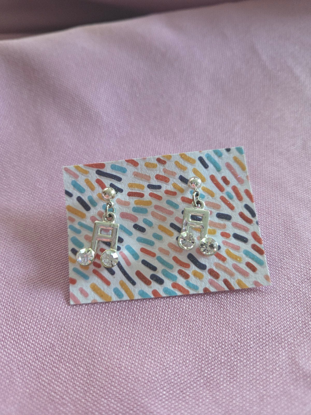 Oorbellen met muzieknoot design en strass steentjes, Overige materialen, Hangers, Ophalen of Verzenden, Zo goed als nieuw