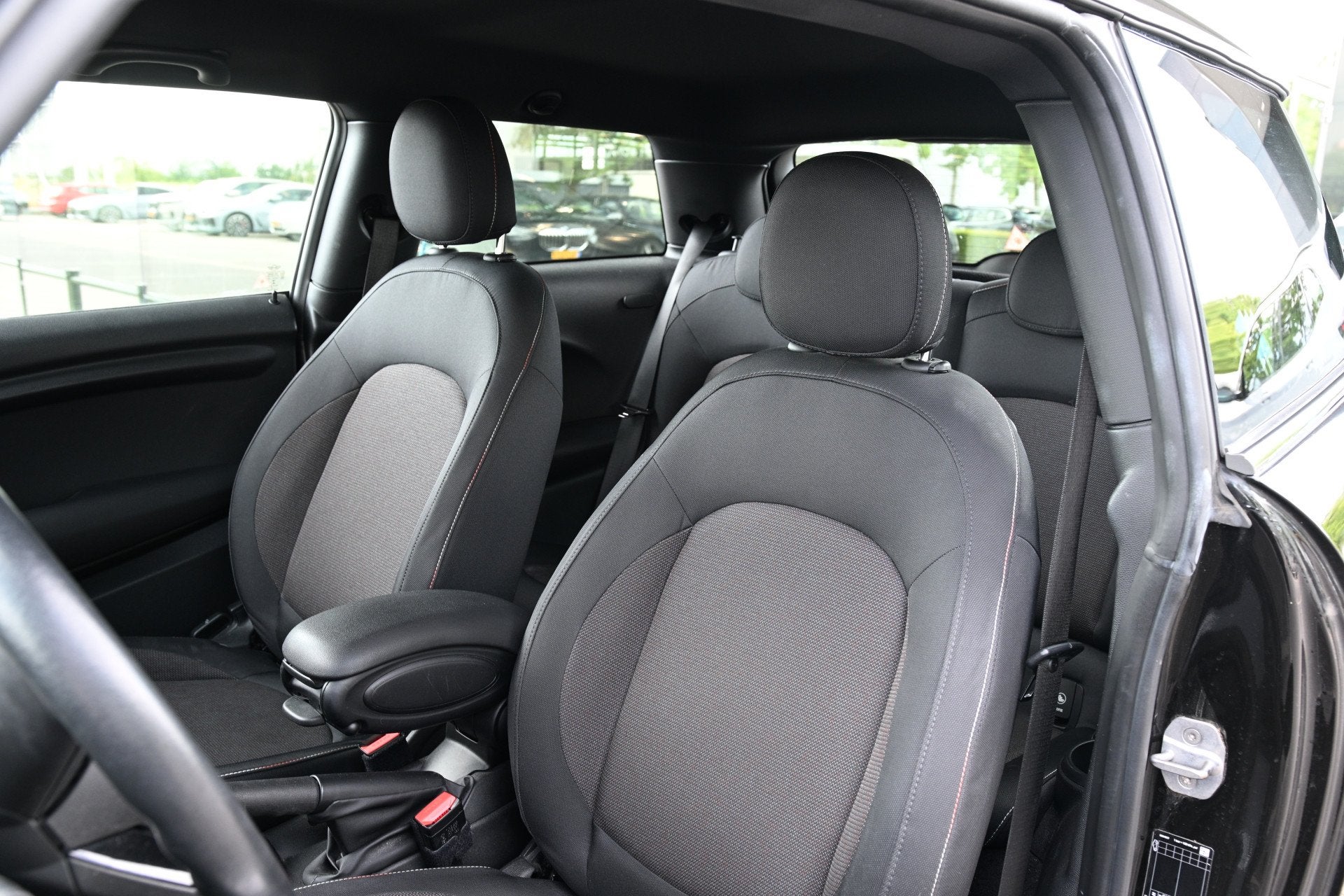 MINI Hatchback One / Comfort Access / LED / Achteruitrijcame, 12 maanden, Stof, Gebruikt, 4 stoelen