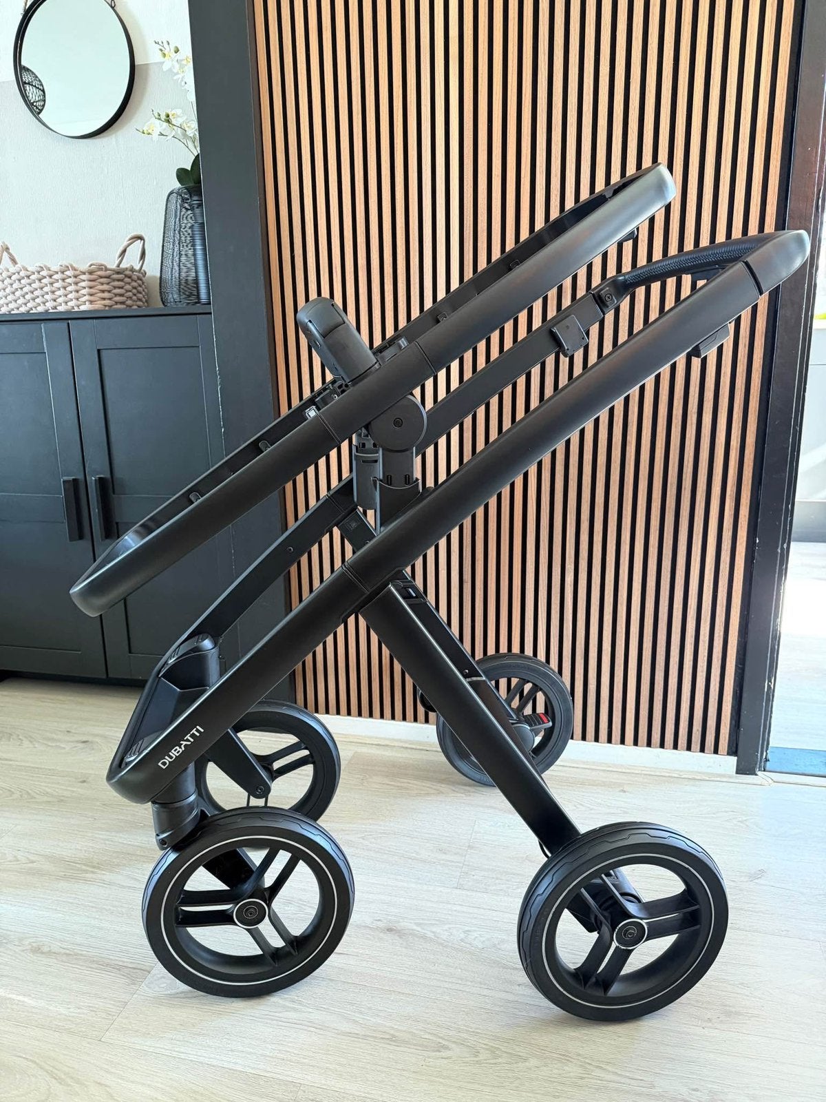 DUBATTI TWO Onderstel + Frame • Nieuwstaat!!, Kinderen en Baby's, Zo goed als nieuw, Kinderwagen, Overige merken, Verstelbare duwstang
