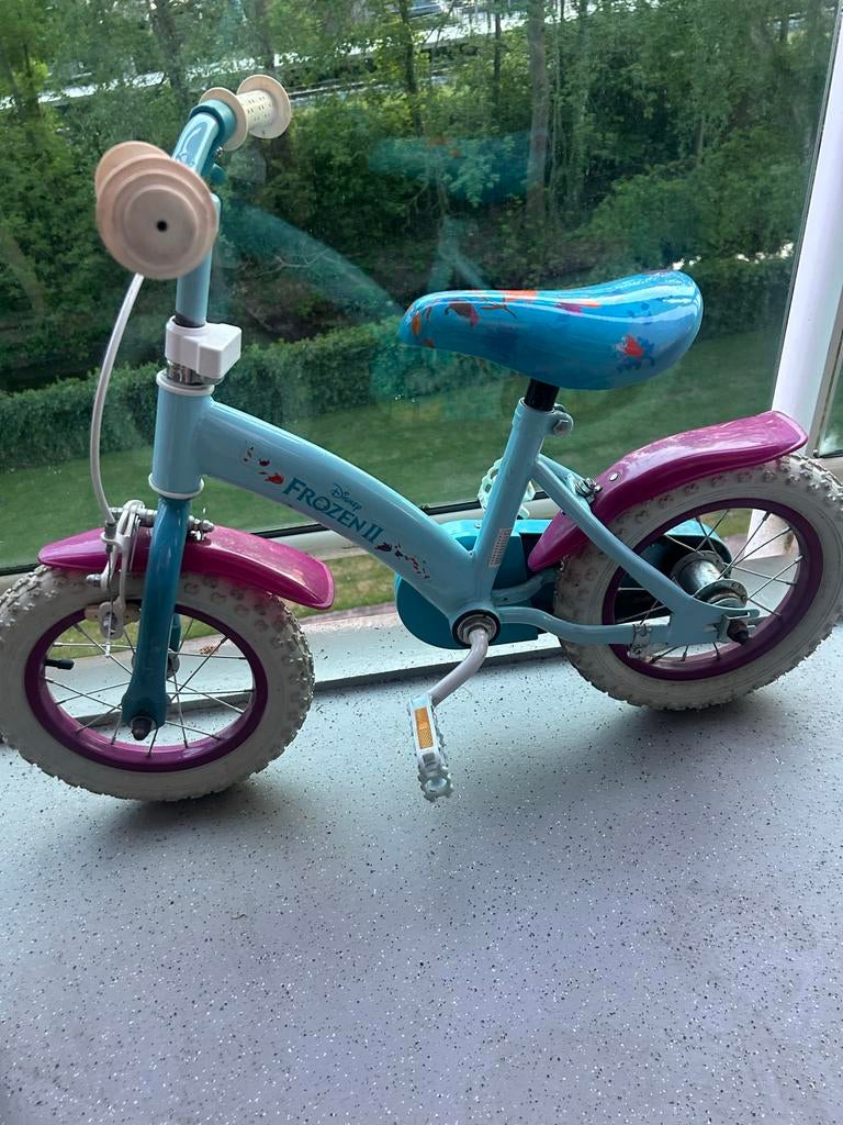 Disney Frozen II Kinderfiets met achterop zitje, Ophalen, Terugtraprem, Zijwieltjes, Gebruikt