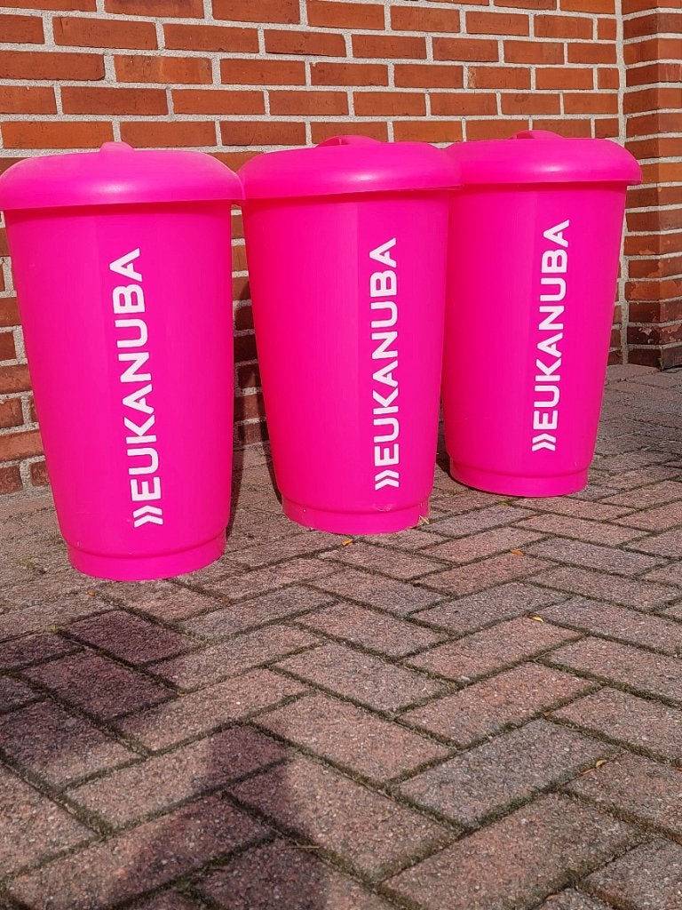 3 roze Eukanuba voertonnen, Ophalen, Zo goed als nieuw