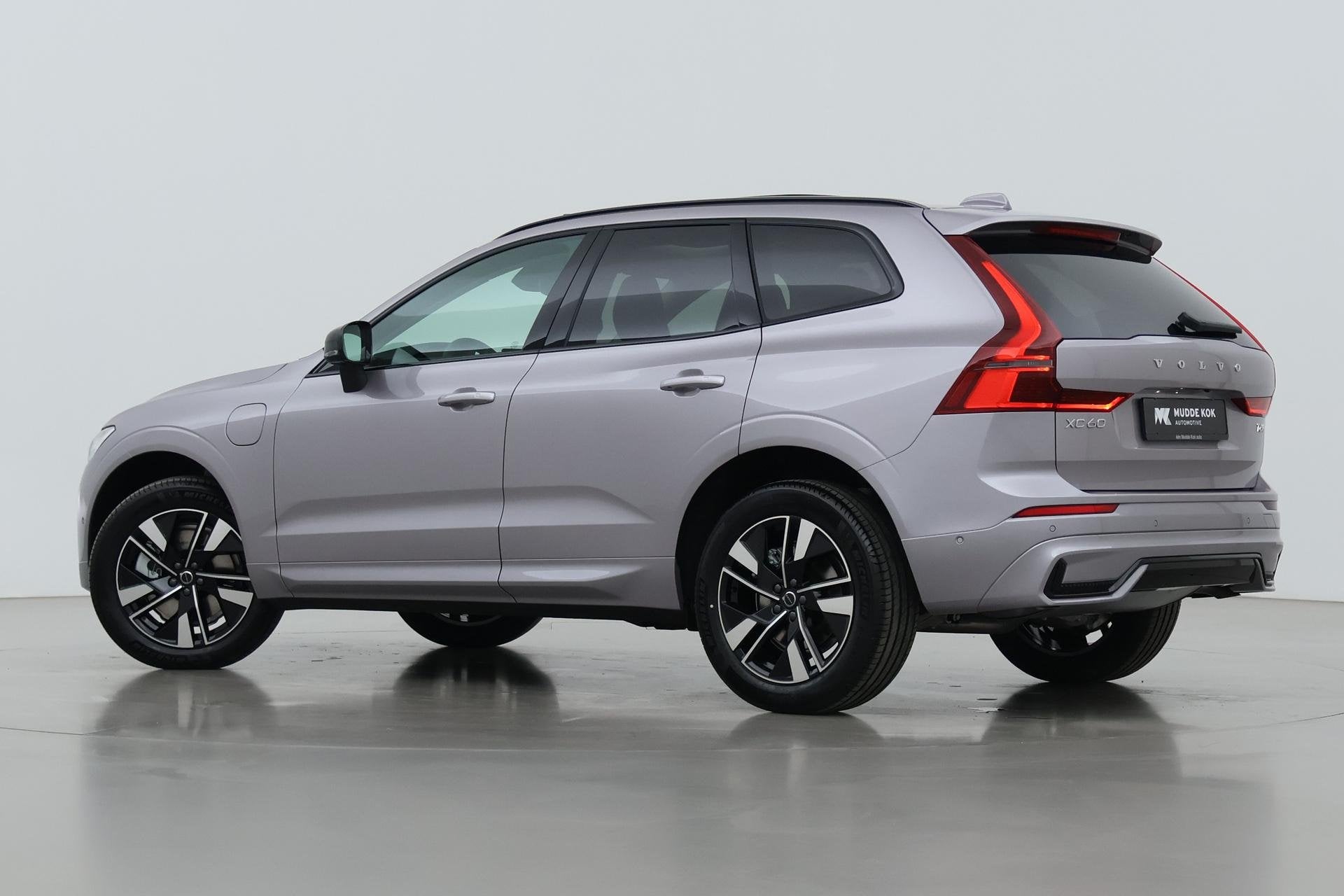 Volvo XC60 T6 Plug-in hybrid Plus Dark | NIEUW | Head-Up | A, Auto's, Automaat, Gebruikt, Euro 6, 4 cilinders