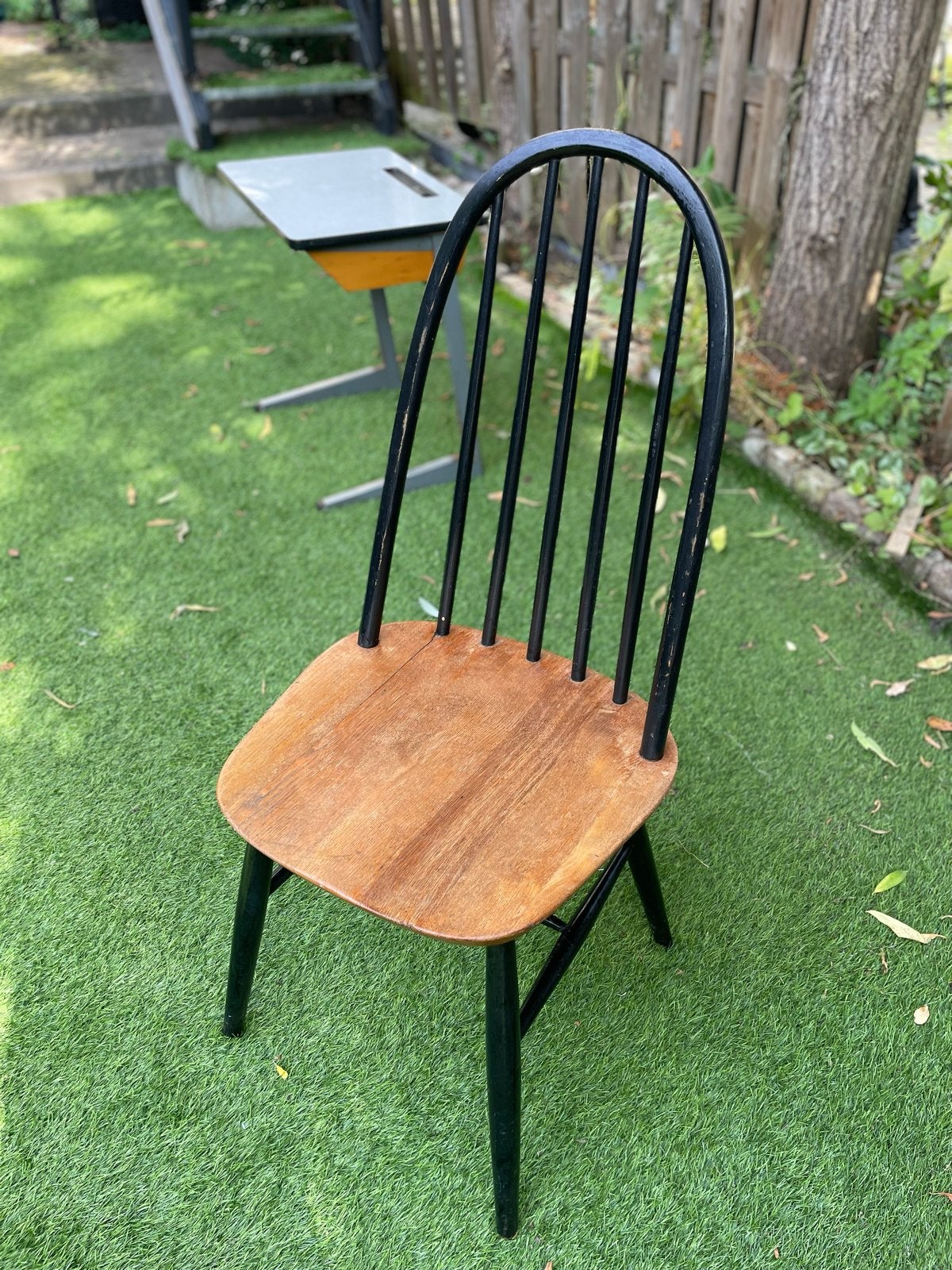 Vintage houten stoel met zwarte spijlen, Ophalen