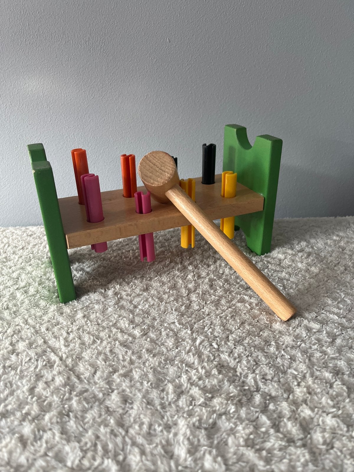Houten hamertje tik speelgoed met kleurrijke pinnen, Kinderen en Baby's, Speelgoed | Houten speelgoed, Ophalen of Verzenden, Gebruikt