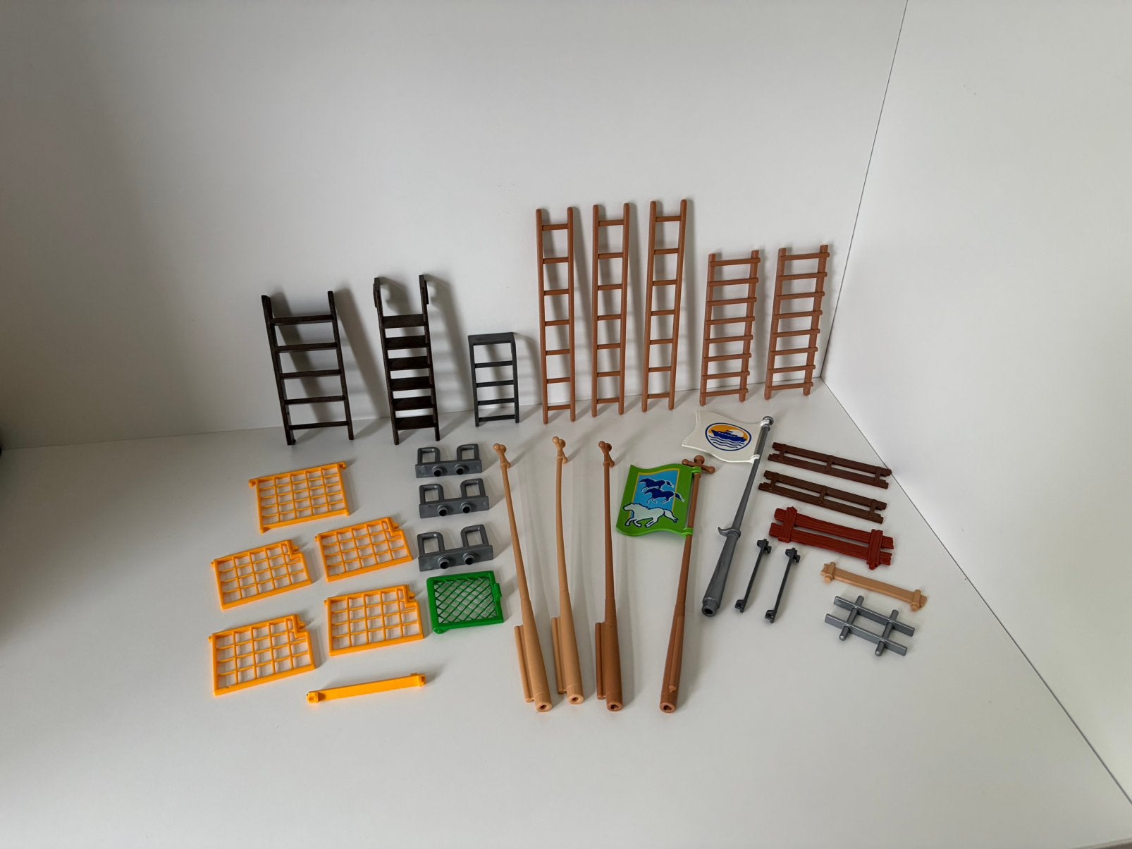 Playmobil set met diverse ladders trappen hekjes vlaggen, Ophalen of Verzenden, Gebruikt, Losse onderdelen