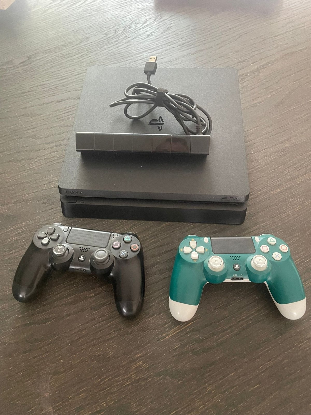 PlayStation 4 Slim met 1TB opslag, 2 controllers en camera, Spelcomputers en Games, Spelcomputers | Sony PlayStation 4, Gebruikt