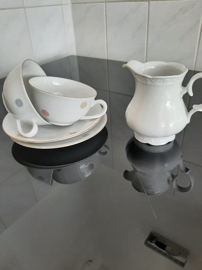 Vintage Thee kopjes met schotels en melkkan, Ophalen, Vintage, Zo goed als nieuw, Kop(pen) en/of Schotel(s)
