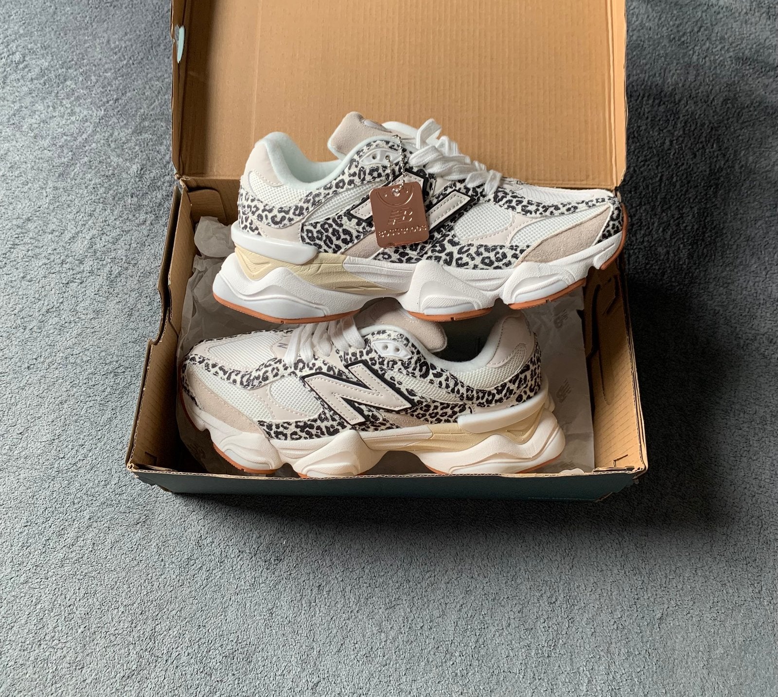New Balance 9060 Schoenen - Leopard - Maat 39,5, Bruin, Verzenden, Nieuw, Sneakers of Gympen